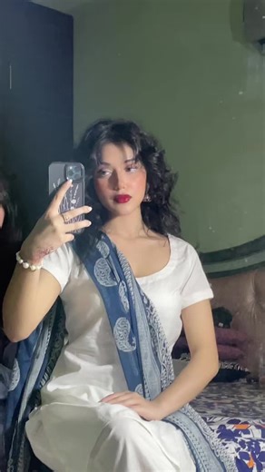 Selfie Tips for Perfect Bedroom Portraits