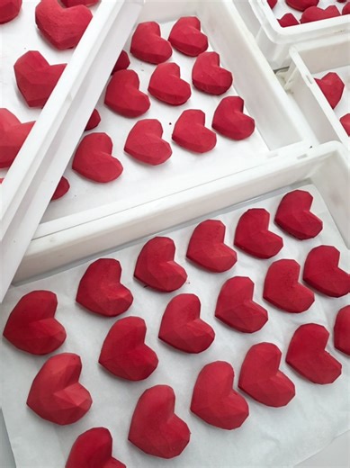 Dopo anni passati a creare torte monumentali, questa mia prima composizione al piatto mi ha emozionata tantissimo! Vi giuro... mi tremavano le mani! 🙈 È un’emozione che non si può spiegare: è San Valentino visto attraverso i miei occhi. ​Cercare di raccontare una storia dentro un piatto cambia tutto: cambia la prospettiva, cambia il ritmo, ma l’emozione è la stessa... anzi, è stata ancora più forte! È un racconto tutto mio, dove ho messo insieme la tecnica e tutta la mia passione ! ​Spero che v