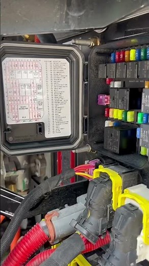 Trailer Brakes Fuse Replacement on Fontaine Trailer and Peterbilt 579.