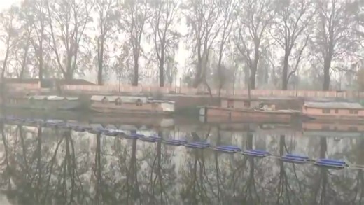 J&K: Srinagar shivers at –4.5°C, the coldest night of the season, as a severe cold wave grips the Kashmir Valley. The Meteorological Department predicts mainly dry weather over the next week, with cloudy conditions likely on December 2 and 3. #JammuKashmir #ColdWave #Srinagar | All India Radio News