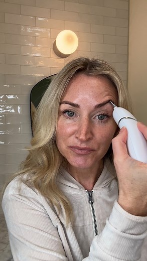 NuFACE Co-Founder & Microcurrent Aesthetician Tera Peterson shares her INSTANT results from the NEW 10/10 Facial Workout ⚡️ Follow along step-by-step in the NuFACE Smart App! | NuFACE