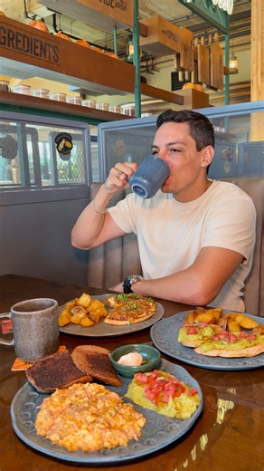 Vem ter uma manhã icônica no Outback, mate! ☀️☕️ São quase 30 opções de omeletes, ovos mexidos, panquecas, waffles, cafés, bolo e muito mais com o inconfundível sabor Outback. O @partiurota provou as nossas Ribs em versões surpreendentes, o sensacional Ultimate Chocolate Cake e foi com tudo no café refil! E você, quando vem conhecer essa super novidade? O Café da Manhã Outback é exclusivo nas flagships📍: ☕️ Outback Casinha - Av. das Américas, 6101 - Barra da Tijuca - Rio de Janeiro ☕️ Outback H