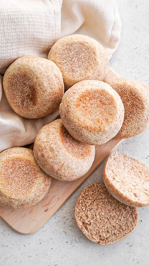 🍞 MUFFINS ANGLAIS 🍞 Version complets & aux graines 🌿 Rien de mieux pour commencer le petit dej de la semaine 💛😋 Ma recette phare, dispo aussi sur mon blog en version nature ou au beurre 👌 Ingrédients (pour 10 muffins) 300 g de farine de blé complet 200 g de farine de blé blanche 350 ml de lait tiède 7 g de levure sèche 1 cac de sel 2 cac de sucre 2 cas de graines pour pain Étapes (au robot ou à la main) Dans un saladier ou la cuve de votre robot, mélanger la farine blanche, la farine compl