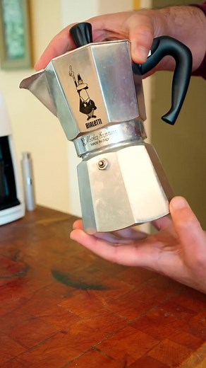 🔥Moka Pot Brewing, a timeless way to brew Espresso-like coffee on your stovetop, making anything from lattes, cappuccinos or long blacks! Shop smoke Pots👉 https://alternativebrewing.com.au/collections/moka-pot-coffee 📷 By @thebrownbarista | Alternative Brewing