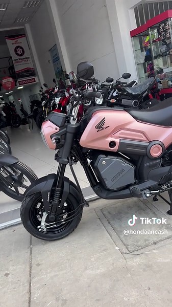 Descubre la Honda NAVI PINKGOLD: Estilo y Personalidad