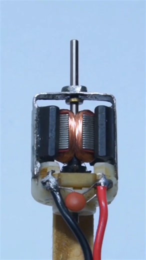 DC Motor Working Principle (Close-Up View)