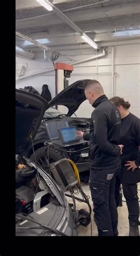 Ligesom alle andre dage er der travlhed på værkstedet med fejlfinding, programmering og service. Har du brug for hjælp til din bil? Så giv os et kald på 📞 21 78 06 44 – eller book nemt og hurtigt en tid online her: 👉 https://sulstedautoteknik.dk/online-booking/ | Sulsted Autoteknik APS