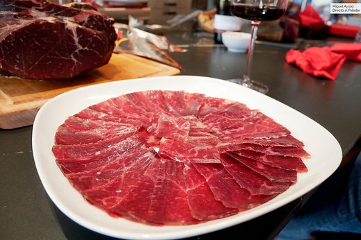 Qué es la cecina: elaboración, propiedades y recetas del embutido leonés que nos vuelve locos