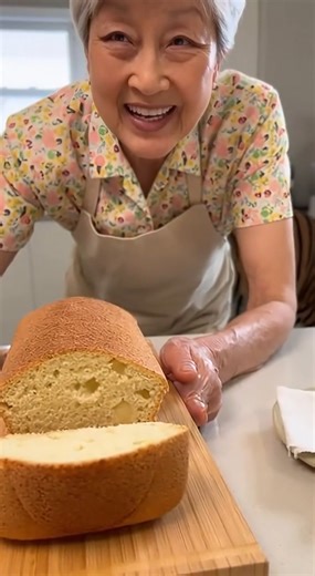 🍎✨ Grandma’s Recipe: Light Apple Cinnamon Cake | Grandma & A-Hu 🐯 This cake is incredibly simple with minimal ingredients and a lighter feel. The natural sweetness of apples plus a touch of honey creates a soft, fragrant treat straight from the oven. ⏰ Time Guide • Prep: 10 minutes • Bake: 30 minutes • Total: About 40 minutes 🍽 Servings • About 4 servings (1 small baking pan) 🧾 Ingredients (Clear Measurements) • 2 medium apples (peeled and chopped) • 3 eggs • 1 teaspoon cinnamon • 1 tablespo