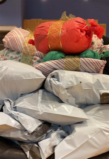 style bundle packaginggggg sent out these beauties today!! ☺️💗💗 thinking about offering a new years package.. hmm 🤔 #shopsmall #shopsmallbusiness #vlogmas #stylebundle #supportsmallbusiness