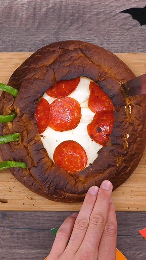 12K views · 173 reactions | Get in the Halloween spirit with this creepy, crawly, cute Spider Pizza Bread Bowl! Makes a perfect snack for your scary movie marathon! Full recipe: https://bit.ly/KHSpiderPizzaBreadBowlFBReel | King's Hawaiian | Facebook
