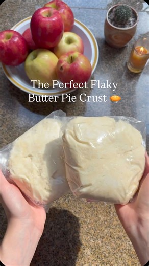 Perfect Flaky Butter Pie Crust 🥧 It’s officially pie season! Join me in prepping the most delicious, flaky, buttery pie dough. This is the foundation for any great pie, and trust me, once you have this crust ready in your fridge, making pie becomes so seamless. In my next video, I’ll show you how to fill and bake them, and I’ll post the full written recipe for both the crust and the fillings then. For now, let’s get this dough prepped and chilling. ♥️Full recipe coming soon ✨🧸 #HomemadePieCrus