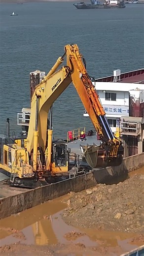 #dredging #excavator #digger #construction #komatsu #heavyequipment