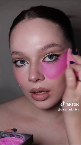 Hot pink setting powder? @Huda Beauty #hudabeautyeasybake #hudabeautypowder #makeuphacks