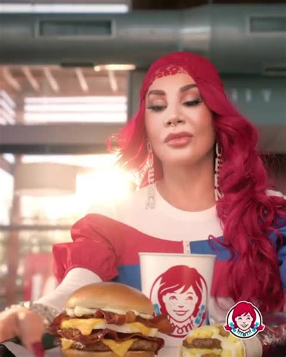 20K views · 4K reactions | La Qween del desayuno no pide permiso para tomar el control de tus mañanas.  Trae crujiente 퐴푝푝푙푒푤표표푑 퐵푎푐표푛, ℎ푢푒푣표푠 푓푟푒푠푐표푠 푑푒 푆푎푙푖푛푎푠 y ℎ푎푠ℎ푏푟표푤푛푠 calientitos. ☀️肋凜 | Wendy's Puerto Rico | Facebook