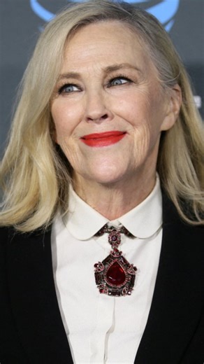 Tlife.gr | ❤️‍🩹 Γνωστοποιήθηκε η αιτία θανάτου της διάσημης ηθοποιού Catherine O’Hara, η οποία αγαπήθηκε ιδιαίτερα για τον ρόλο της ως μητέρα του... | Instagram