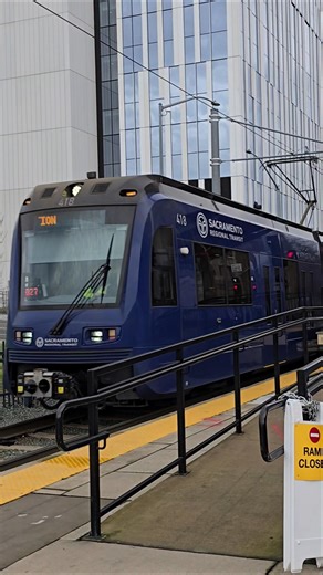 SACRT 418 arrives at Sacramento Valley Station (12/24/25)