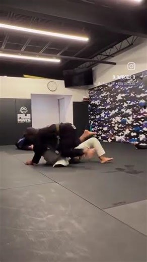 Brazilian Jiu-Jitsu technique: Guard pass to mount by Jay Rod