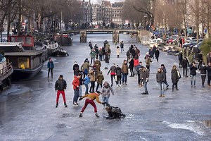 Amsterdam se congeló y los holandeses salieron a patinar por los canales | TN Todo Noticias