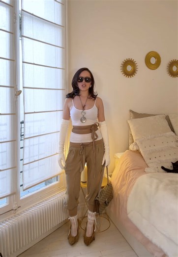 Si Lou dit « pourquoi tu t’habilles en bizarre en ce moment ? » c’est que tu slay. Réf : Pant : 1060 Clothes Chaussette : @Moody MuMu Talons : Margiela Lunettes : Gucci Gants : @AlexanderMcQUEEN Ceinture : DEVIX (lien en bio) Sac : Gucci #itstimetoslay #ootd #outfitinspo #fashion #outfit