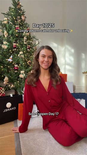 Burberry day!! The boujiest hairband I’ve EVER seen 🤣 1 week until Xmas!! #adventcalendar #unboxing #burberry