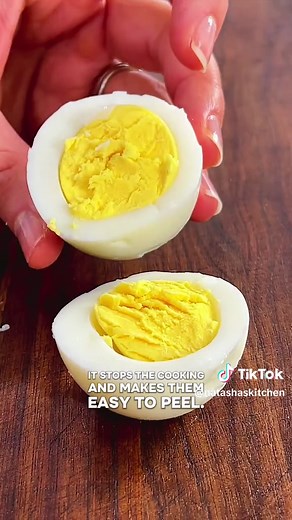 How to Boil Eggs the Right Way - Easy Peel Method 🥚✨ https://natashaskitchen.com/how-to-cook-perfect-hard-boiled-eggs/ #softboiledegg #boiledegg #hardboiledegg #eggs #breakfastrecipes