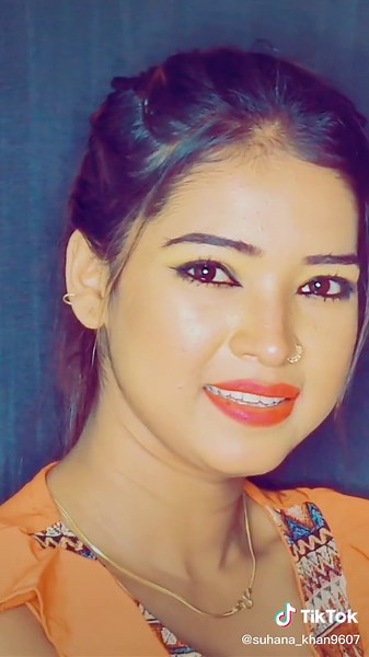 Elegant Gold Accessories Highlighting Style and Detail