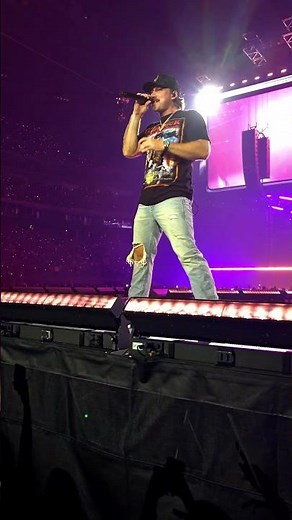 Morgan Wallen performs love somebody live in Houston
