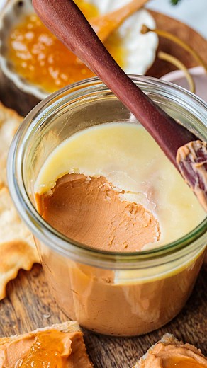 Eat this! / Vegan Foodblog on Instagram: "Vegane Foie Gras? Klingt nach Treppenwitz, könnt ihr euch aber in ziemlich kurzer Zeit, mit ziemlich kleinem Aufwand und ganz „normalen“ Zutaten auf die Canapés schmieren! Unsere gänsefreundliche Luxus-Leberwurst besteht aus Cashewkernen, Kokosöl, Schalotten, Knoblauch, Champignons und ein paar Gewürzen. Alles, was ihr dafür braucht, ist ein guter Mixer und reichlich saubere Gläser zum Abfüllen der Leckerei. Die vegane „Stopfleber“ (ja, das klingt herrli