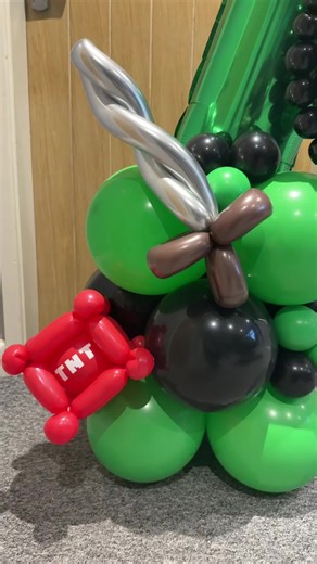 Minecraft themed single balloon stack💚🖤 Don’t forget to get your balloon orders booked in! #MinecraftParty #BalloonDecor #MinecraftDecor #BalloonStack #MinecraftBirthday