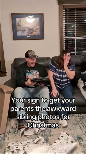 This is your sign to do an awkward sibling photoshoot😂#familyphoto #sibblings #funny #christmas
