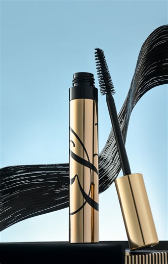 From setup to final frame. This is how the shot came together. Camera: Nikon Z7 II Lens: Nikkor Z 50mm Light: Godox QT400II / SK400II Product: Mascara Estee Lauder Tools: black box #esteelauder #esteelaudermakeup #esteelauderbeauty #beautyphotography #productphotography #cosmeticphotography #beautycontent #behindthescenes #btsphotography #studiofotografie #luxurybeauty #highendbeauty #commercialphotography #beautyvisuals #retouching #postproduction #creativeprocess #setdesign #photographergerman