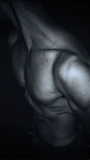 Arc_her on Instagram: "日本では、圧電タイルを使って人々の足跡を電気工 ネルギーに変換しています。 これらのタイルは、あなたの足から生まれる運動工 ネルギーを捉えます。 1歩くたびに、体重と動きがタイルに圧力をかけ、 わずかに曲がります。その際に生じる機械的な応力を、内部の圧電材料が電気に変換します。 チー歩ごとに少量の電荷が発生し、何百万もの足跡 が組み合わさることで、LEDライト、ディスプレ イ、センサーを動かすのに十分な電力が生まれま す。 渋谷駅のような人が多い場所では、毎日およそ240 万歩がこのシステムに貢献しています。 この電力は蓄電や即時利用が可能で、 従来の電力への依存を減らし、持続可能な都市イン フラを支えています。 ▫️日常の動きを実用的な再生可能エネルギーに変え る革新的な方法です。 #日本 #知識 #事実 #知ってた #おすすめテクノロジーイノベーション 歴史 技術実験 人気"