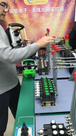 Crane truck remote control #hydraulic #crane #truck #palfinger #motor #machine #joysticks #pm #transport #fassi