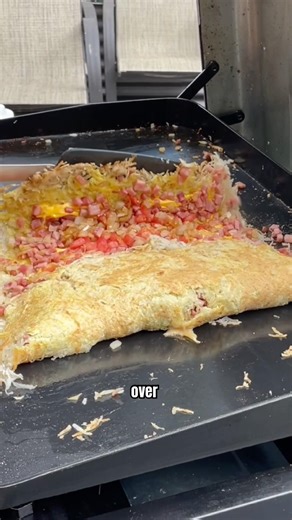 MONSTER HASH BROWN OMELETTE 🤯🔥on the ‪@PitBossGrills‬ GRIDDLE! #griddlecooking #hashbrowns