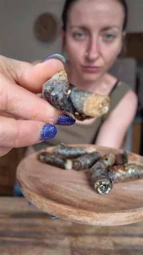 Ami-James Deane on Instagram: "Eat these CRISPY snacks to lose weight 👇🔥 These are one of the best low-calorie, salty, crunchy snacks and you have to try them 🤯 Yes — they’re actually weight-loss friendly. No oil. No animal products. No weird ingredients. Ingredients • 4 rice paper sheets • 2 sheets of nori • Soy sauce • Toasted sesame seeds Dip a rice paper sheet in water, top with nori and another layer of rice paper. Slice into strips, sprinkle with soy sauce + sesame seeds, roll them up. 