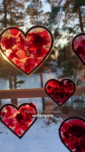 Pyssla hjärtformade solfångare ❤️✨ De här blir så fina att dekorera med och extra fint blir det när solen lyser igenom! ❤️ På min Instagram delar jag med mig av mallarna som jag använder här! Tipsa gärna någon du tror skulle uppskatta detta pyssel! . . . #solfångare #hjärtan #allahjärtansdag #pyssel #kreativtmedkids