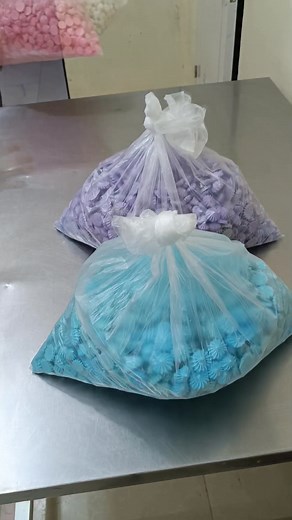 167K views · 729 reactions | Super damiii meringue cookies 朗朗 Recipe (single) 1cup eggwhites (7pcslarge eggs) 1cup white sugar 1cup powdered sugar 1 tsp vanilla bake 100 °c for about 60mins up and down dipende padin sa gamit niyo na oven. nasa comment full tutorial | Klin's Sweets by Che | Facebook