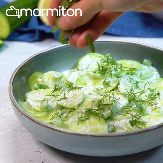 Au menu aujourd'hui : une délicieuse salade de concombre, qui sera prête ultra rapidement 😋 La recette détaillée : https://bit.ly/3kyCKu4 | Marmiton