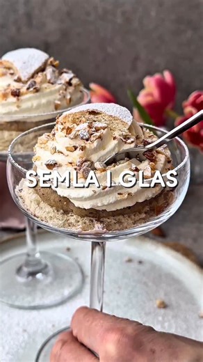 Köket.se on Instagram: "ENDA sättet vi vill äta semla på - i våra finaste glas! 😍 Ett så enkelt och skoj sätt att göra den klassiska semlan lite extra festlig✨ Du hittar receptet om du söker på ”Semla i glas” på köket.se eller här nedan👇🏼 INGREDIENSER: Dessert i glas 4 semmelbullar 2 dl vispgrädde, lättvispad 1 dl rostade mandlar, grovhackade florsocker Mandelmassa 1 dl sötmandel 200 g mandelmassa 1 msk florsocker ca 0,5 dl mjölk vaniljpulver, en knivsudd 1 krm salt 0,5 tsk kardemummakärnor,
