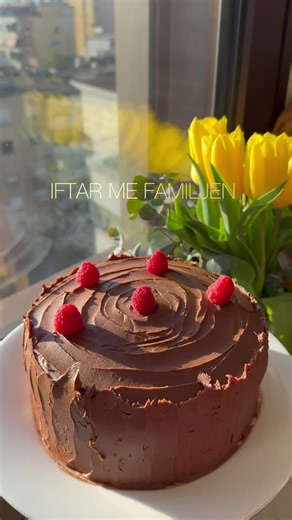 IFTAR ME FAMILJEN Jam shume e lumtur qe Zoti ma mundesoj te agjeroj perseri kete vit, eshte nje ndjenje e vecante te kesh cdo dite feste per nje muaj rresht. Nje muaj reflektimi, nje muaj i mbushur plot adhurim dhe nje muaj me tavolinen te mbushur plot me njerezit e zemres . Si ju duk iftari qe bera sit ? A ishte nje kombinim i mire ?! #i̇ftar #ramadan #ramadanrecipes #recetashqiptare #gatimetradicionale