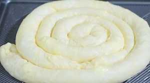 Kako najlakse razvuci domace kore za pitu i napraviti prelepu domacu pitu sa sirom