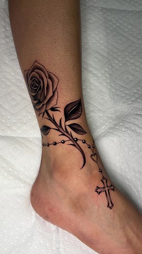 rose with rosary around the ankle🌹 • • • #tattoo #foottattoo #ankletattoo #rosetattoo #rosarytattoo