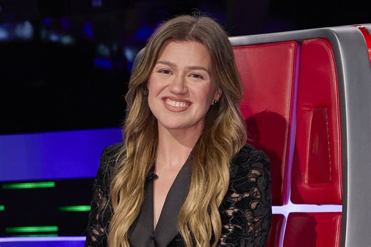 Kelly Clarkson Quickly Lengthened Her Hair on The Voice, Thanks to This Clever Hack