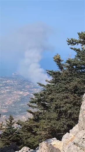 𝗕𝗥𝗘𝗔𝗞𝗜𝗡𝗚: Fire in Kefalonia 🔥 Wildfire in Kefalonia, three villages near Argostoli evacuated – Message 112 for evacuation. Stay safe and follow emergency alerts by authorities. 📹: Meagan Papas @zoemou.xo 🙏🏼 #GreekNews #Wildfire #Kefalonia #Greece | Greek City Times