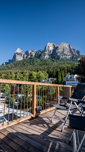 Late summer mornings in paradise! #campingseiseralm #dolomites #glamping #aframe #aframecabin #archilovers #backtonature #slowluxury #chalet #woodenhouse #mountainholiday #seiseralm #alpedisiusi #southtyrol #italianalps 🎥 @jan.palma | Camping Seiser Alm / Alpe di Siusi