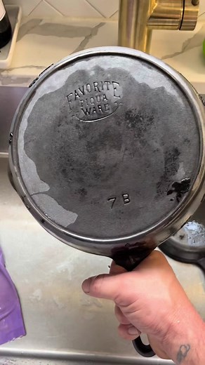 #castiron #castironcooking #castironskillet #cooking #castironrestoration #castironseasoning #castironcleaning #howto #diy #tutorial #upcycle #reuse #thrift #antique #vintage #fy #fyp #foryou #foryoupage