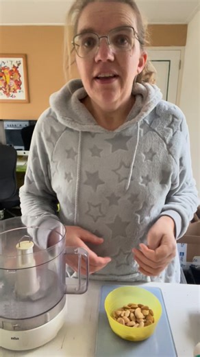 Zelfgemaakte Amandelspijs in Appelbollen!! Je begint met het maken van amandelspijs. Voor 100 gram amandelspijs neem je 50 gram blanke amandelen. 50 gram suiker en een eigeel. Geraspt citroen erdoor en malen in een keukenmachine. Eventueel nog een beetje ei toevoegen als hij te droog is. Dit kun je 1-2 dagen bewaren in de koelkast. Voor de appelbollen doe je er nog wat kaneel bij. Appels (goudrenet) schillen. Klokhuis eruit. Spijs in het gat. Bladerdeeg eroverheen vouwen en in een cupcake vormpj