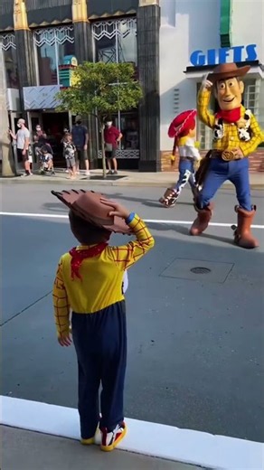 The beautiful Disney moments between kids and characters❤️#disney #kids #disneyland #baby#happy