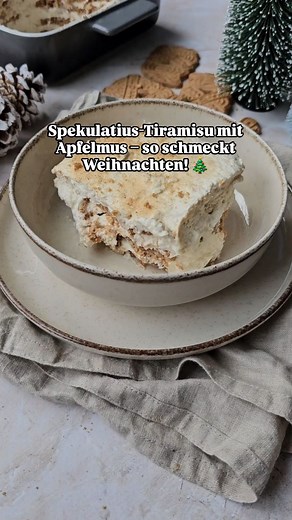 🎄 Spekulatius-Tiramisu mit Apfelmus – cremig, festlich & perfekt zum Vorbereiten ✨ Ein weihnachtliches Dessert, das alle lieben: einfach, aromatisch & herrlich zimtig! 💛 Spekulatius-Tiramisu mit Apfelmus (8 Portionen) 💛 🔸 Zutaten: 500 ml Sahne · 2 Pck. Sahnefest · 500 g Mascarpone · 350 g Apfelmus · 30 g Zucker · 200 ml Apfelsaft · 400–500 g Spekulatius · 1 EL Zucker · 1 TL Zimt 🔸 Zubereitung: 1️⃣ Sahne mit Sahnefest steif schlagen. Mascarpone mit Apfelmus & Zucker cremig rühren, Sahne unte